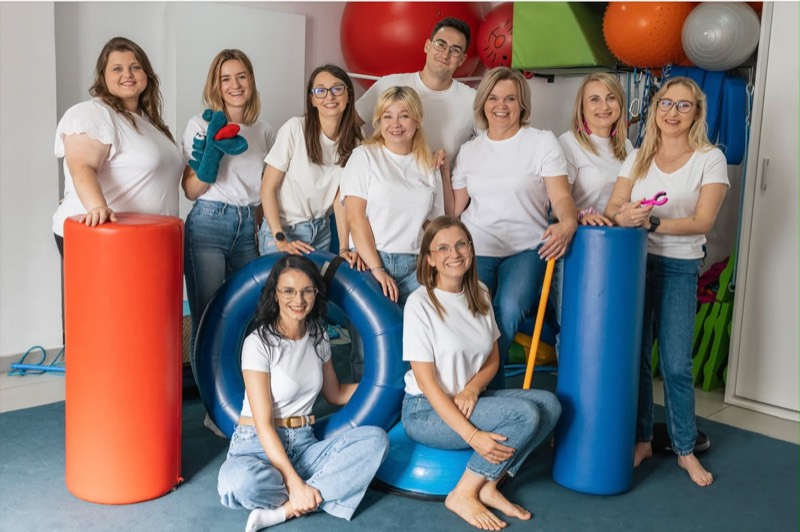 Zespół Poradni Budzik — terapeutki i terapeuci w sali integracji sensorycznej